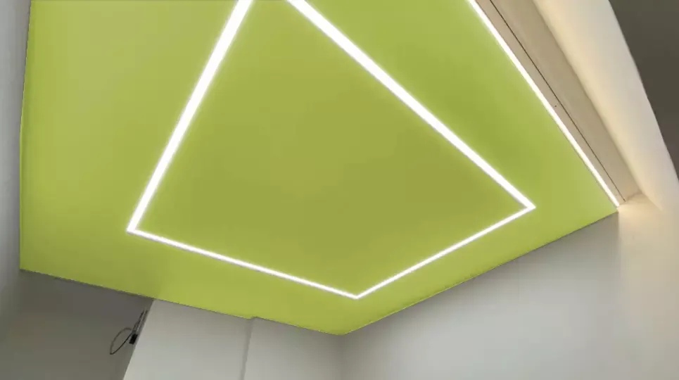 Желтый натяжной потолок со световой линией — Новый Уренгой, Таёжная, 138а, фото 2