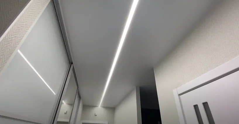 Матовый потолок со световыми линиями